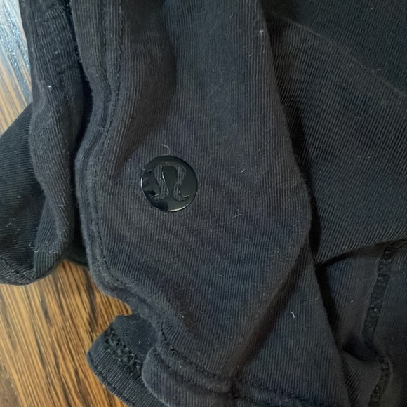 Black lulu lemon v neck fitted tshirt - Picture 3 of 3